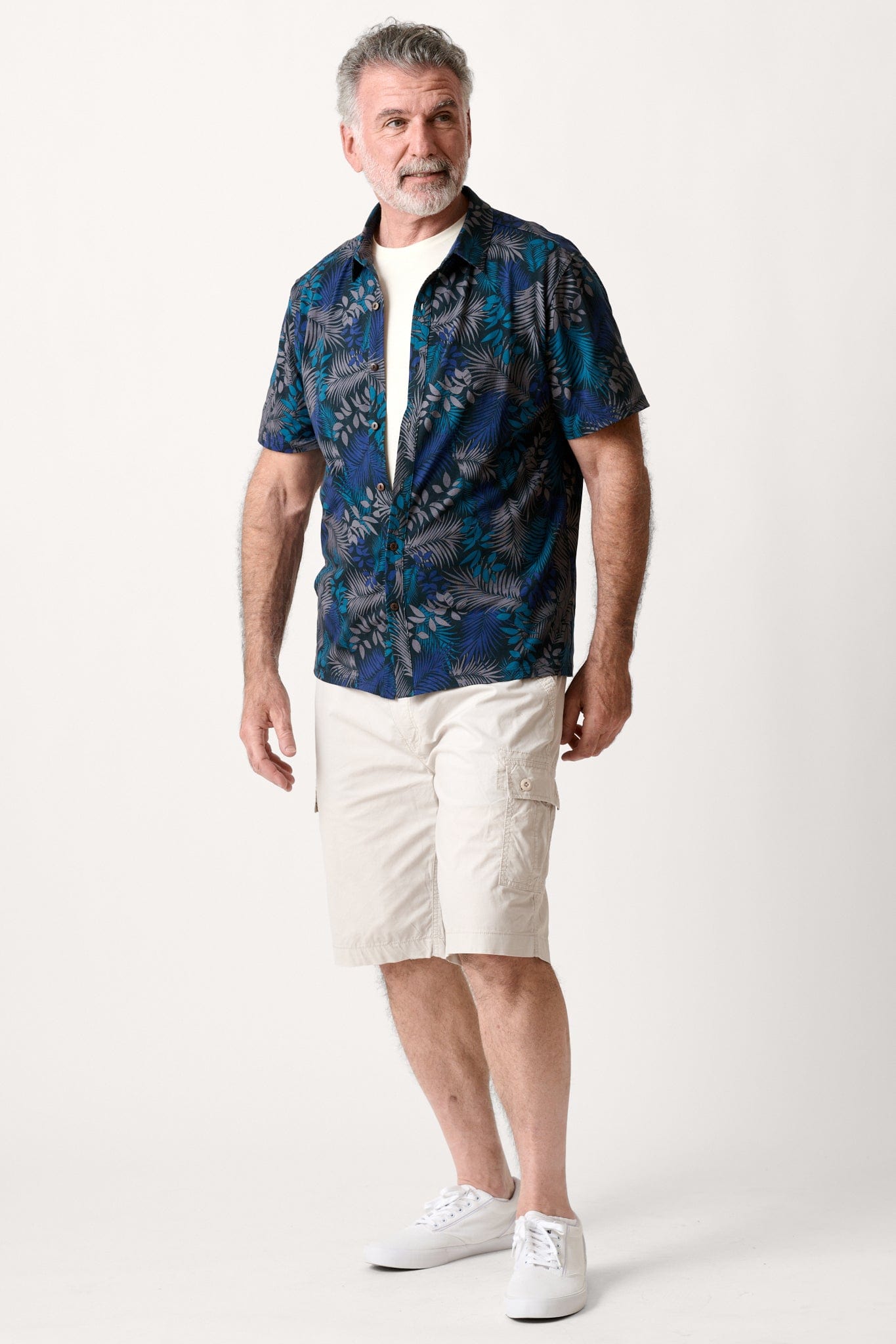 Male model dressed in men’s hiking shorts with the WEARFIRST Poplin Day Hiker in HIGH RISE